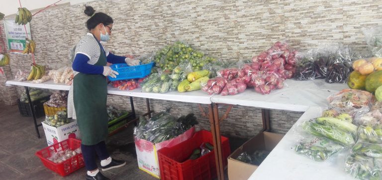 स्यानिटाइज गरिएको फलफूल र तरकारी बिक्री गर्दै मुना कृषि